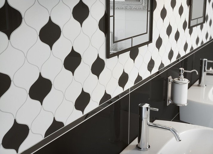 Black&white mosaic in bathroom from Magnifique Mosaic collection